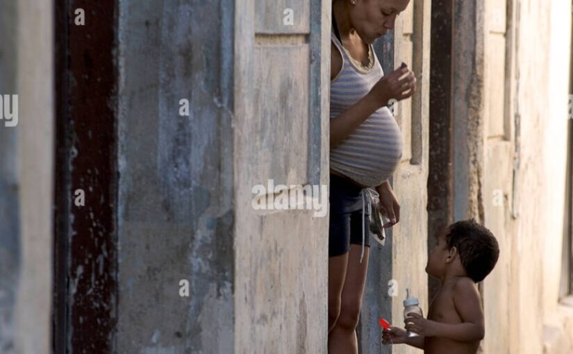 Cuba inizia a morire. È crisi umanitaria: ospedali fermi, incubatrici spente, anziani senza medicine, donne incinte a rischio. È ‘terrorismo della fame’. È la vendetta di Trump. Che sorride.